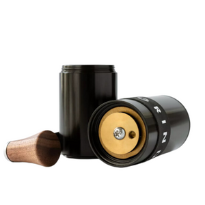 Le moulin Aergrind est le moulin nomade par excellence pour voyager. La poignée est aimantée ce qui permet de la retirer facilement et un rangement optimum ! Fabriqué en Europe. En vente chez Arlo's Coffee, artisan torréfacteur à Rambouillet dans les Yvelines (78).