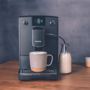 La Nivona Romatica NICR 690 est appréciée pour son coté silencieux, son design sobre et élégant, sa simplicité d'utilisation. Elle est dotée d'un système de gestion des aromes avec 3 recettes qui vous permettrons d'équilibré votre café comme vous le souhaitez ! En vente chez Arlo's Coffee, artisan torréfacteur à Rambouillet