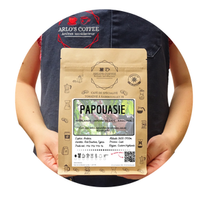 Voici RAGGIANA, un café de Papouasie Nouvelle Guinée de notre gamme éphémère. Café de spécialité aux notes naturelles de céréales, cacao et pain grillé, pur arabica équitable, en grain, moulu, éthique et durable. Fraîchement torréfié par Arlo's Coffee, artisan à Rambouillet, dans les Yvelines.