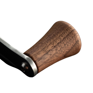 Le moulin Aergrind est le moulin nomade par excellence pour voyager. La poignée est aimantée ce qui permet de la retirer facilement et un rangement optimum ! Fabriqué en Europe. En vente chez Arlo's Coffee, artisan torréfacteur à Rambouillet dans les Yvelines (78).