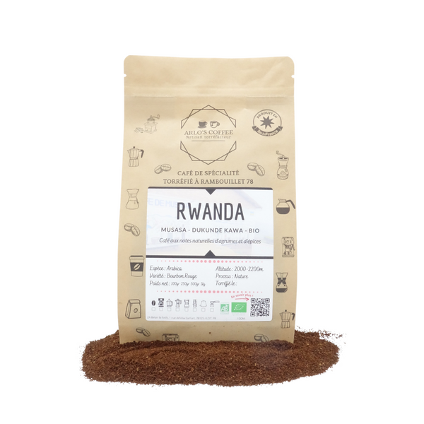 Kawa est un café de spécialité venu du Rwanda, pur arabica, disponible en grain ou moulu. Issu du commerce équitable avec pour valeurs l'éthique et le durable, ce café offre des notes naturelles d'agrumes et d'épices. Disponible en 100g, 250g, 500g et 1kg en grains ou moulu. En vente chez votre artisan torréfacteur, Arlo's Coffee à Rambouillet, dans les Yvelines.