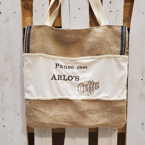 Sacs cabas en toile de jute confectionnés par Aufil Dubonheur Sacs dans lesquels nous recevons nos cafés des 4 coins du monde, ils ont été transformés par une couturière locale et surtout passionnée.En vente chez arlo's coffee, artisan torréfacteur, à rambouillet dans les yvelines; Café en grain et moulu.