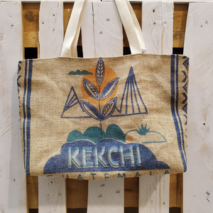 Sacs cabas en toile de jute confectionnés par Aufil Dubonheur Sacs dans lesquels nous recevons nos cafés des 4 coins du monde, ils ont été transformés par une couturière locale et surtout passionnée.En vente chez arlo's coffee, artisan torréfacteur, à rambouillet dans les yvelines; Café en grain et moulu.