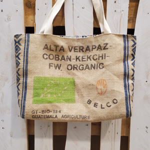 Sacs cabas en toile de jute confectionnés par Aufil Dubonheur Sacs dans lesquels nous recevons nos cafés des 4 coins du monde, ils ont été transformés par une couturière locale et surtout passionnée.En vente chez arlo's coffee, artisan torréfacteur, à rambouillet dans les yvelines; Café en grain et moulu.