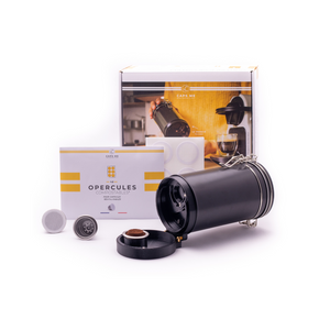 Coffret Caps Me - Shaker noir. Trois capsules en inox réutilisables, 45 opercules en amidon de maïs compostables. Coffret économique et écologique en vente chez Arlo's Coffee, artisan torréfacteur à Rambouillet dans les Yvelines.  