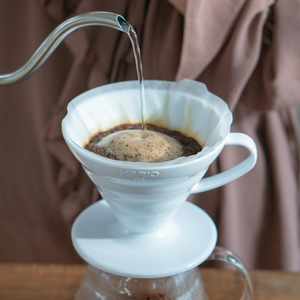 Dripper V60, porte filtre V60, café en méthode douce, café filtre. Dripper en plastique, marque Hario en vente chez Arlo's Coffee, artisan torréfacteur à rambouillet