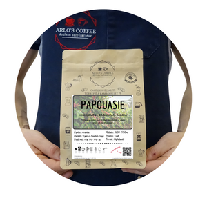 Voici MARIA, un café de Papouasie de notre gamme éphémère. Café de spécialité aux notes naturelles de céréales, pain grillé et de chocolat, pur arabica équitable, en grain & moulu, éthique et durable. Fraîchement torréfié par Arlo's Coffee, artisan à Rambouillet, dans les Yvelines.