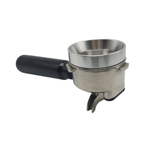 Anneau de dosage pour porte filtre disponible en 51, 53 et 58 mm de diamètre. Ces anneaux en acier inoxydable permettent de ne pas salir votre plan de travail et de ne pas gâcher votre précieuse mouture de café, torréfié par votre artisan torréfacteur Arlo's Coffee à Rambouillet dans les Yvelines.