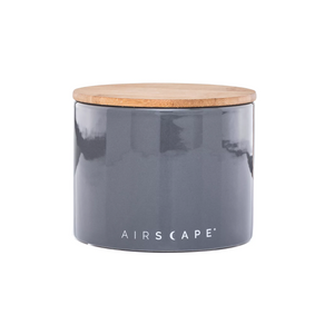 Boite en céramique, Airscape, conserve au mieux votre café en grains ou moulu et même les épices ! Très élégante avec son couvercle en bambou, elle est disponible en trois coloris : bleu, noir et blanc. L’airscape®, grâce à une technologie brevetée, permet de retirer l’air et de le pousser vers l’extérieur pour prolonger la durée de vie du café. Matériau céramique et couvercle en bambou. Capacité de 250gr. Disponible chez Arlo's Coffee artisan torréfacteur à Rambouillet.