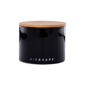 Boite en céramique, Airscape, conserve au mieux votre café en grains ou moulu et même les épices ! Très élégante avec son couvercle en bambou, elle est disponible en trois coloris : bleu, noir et blanc. L’airscape®, grâce à une technologie brevetée, permet de retirer l’air et de le pousser vers l’extérieur pour prolonger la durée de vie du café. Matériau céramique et couvercle en bambou. Capacité de 250gr. Disponible chez Arlo's Coffee artisan torréfacteur à Rambouillet.