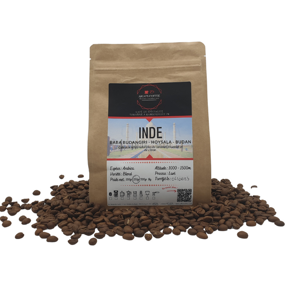 Budan est un café de spécialité venu d'Inde, pur arabica, disponible en grain ou moulu. Issu du commerce équitable avec pour valeurs l'éthique et le durable, ce café offre des notes naturelles de caramel, de chocolat et de citron. En vente chez votre artisan torréfacteur, Arlo's Coffee à Rambouillet, dans les Yvelines. 