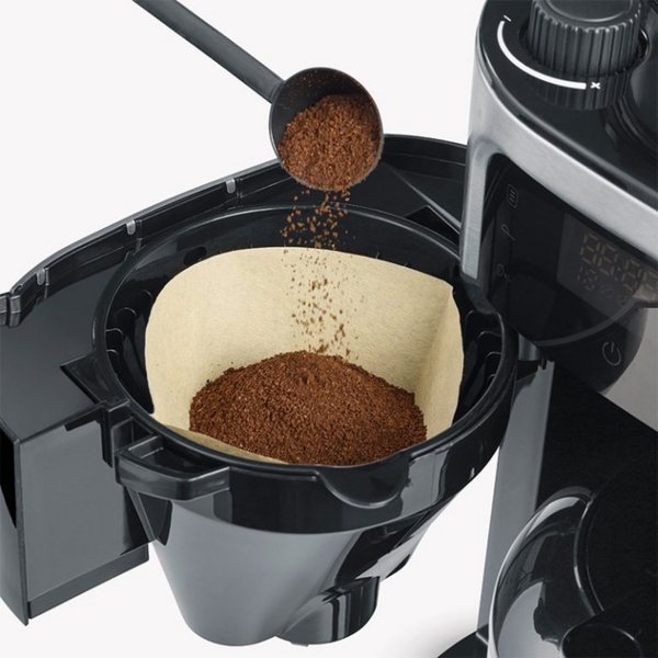 Cafetière filtre avec verseuse isotherme à double paroi et broyeur intégré avec pré infusion. Ecran tactile LED avec minuterie et réglages de mouture et de sa quantité. Filtre pivotant avec porte filtre amovible et système anti gouttes. Capacité max de 8 - 12 tasses. Arlo's Coffee, artisan torréfacteur à Rambouillet, 78.