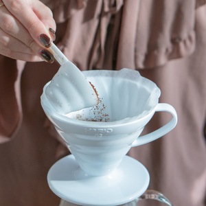 Dripper V60, porte filtre V60, café en méthode douce, café filtre. Dripper en plastique, marque Hario en vente chez Arlo's Coffee, artisan torréfacteur à rambouillet