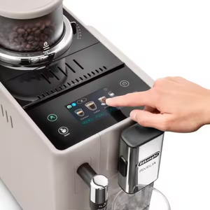 Focus sur la Delonghi Rivelia, Machine à grain, panneau de commande digital, bac à grains interchangeable, technologie Bean Adapt, 8 boissons, buse vapeur, design compact et élégant. En vente chez Arlo's Coffee, artisan torréfacteur à Rambouillet dans les Yvelines, café pur arabica, torréfié sur place, éthique et durable.