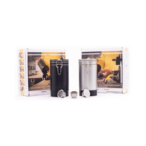 Coffret Caps Me - Shaker noir et gris. Trois capsules en inox réutilisables, 45 opercules en amidon de maïs compostables. Coffret économique et écologique en vente chez Arlo's Coffee, artisan torréfacteur à Rambouillet dans les Yvelines.  