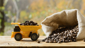 Un jouet, camion jaune, chargé de grain de café pour illustrer les modes de livraison d'arlo's coffee