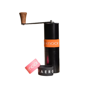 Le moulin Aergrind est le moulin nomade par excellence pour voyager. La poignée est aimantée ce qui permet de la retirer facilement et un rangement optimum ! Fabriqué en Europe. En vente chez Arlo's Coffee, artisan torréfacteur à Rambouillet dans les Yvelines (78).