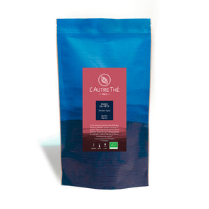 Autrefois appelé "Noël à Paris", ce thé "Paris en fête" est un mélange de thés noirs de Chine et de Ceylan aux arômes d'épices et de vanille. Parsemé de clous de girofle et de pétales de roses, il est agrémenté d'amandes effilées, de morceaux de pommes et de cannelle. Un "must" parmi les thés de Noël de L'Autre Thé. En vente chez Arlo’s Coffee, artisan torréfacteur de café de spécialité situé à Rambouillet dans les Yvelines, ile de France.