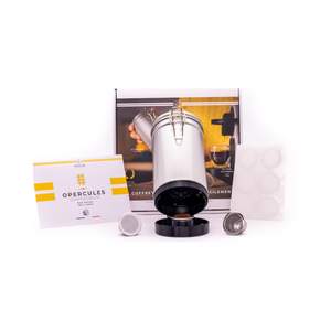 Coffret Caps Me - Shaker gris. Trois capsules en inox réutilisables, 45 opercules en amidon de maïs compostables. Coffret économique et écologique en vente chez Arlo's Coffee, artisan torréfacteur à Rambouillet dans les Yvelines.  