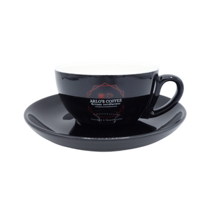 Tasses en céramique noires floquées du logo Arlo's Coffee ! Une grande d'environ 180ml et une petite d'environ 80ml. Lot de 6 tasses à café disponible chez votre artisan torréfacteur, Arlo's Coffee, à Rambouillet, dans les Yvelines. Rebords épais pour conserver la température du café le long longtemps possible. 