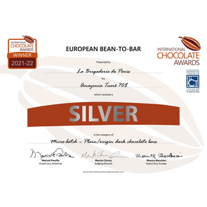 Découvrez la tablette Teruê 60gr avec 70% de cacao, médaille d'argent au concours du meilleur cacao d'Amérique du Sud. Arômes végétaux, terreux et boisés, Teruê ravira les férus de chocolat noir. Cacao issu de l'agroforesterie et une tablette issu du mouvement Bean to Bar.