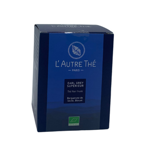 Earl Grey Supérieur Bio / L'autre thé / Thé noir / Arlo's Coffee / Ce thé noir Earl Grey Biologique est un subtil mélange de thés noirs d'Inde à la bergamote de Sicile parsemé de fleurs de bleuet. Finement parfumé, il accompagne harmonieusement le petit déjeuner ou le goûter. Un grand classique pour les amateurs de bergamote. La bergamote est un agrume fruité très vif. En vente chez Arlo’s Coffee, artisan torréfacteur de café de spécialité situé à Rambouillet dans les Yvelines, ile de France.
