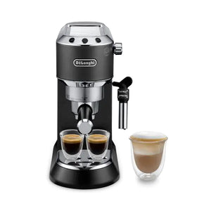 Machine DE’LONGHI Dedica Style - 14,9cm de large- Compatible café moulu (1 tasse ou 2 tasses) - Préparation de 1 ou 2 tasses avec arrêt automatique - Programmation de la quantité d’eau - Programmation de la température du café - Buse vapeur Cappuccino avec variateur pour émulsionner ou chauffer du lait. En vente chez Arlo’s Coffee, artisan torréfacteur de café de spécialité situé à Rambouillet dans les Yvelines, ile de France. Un coffret de café en grain offert avec la machine.