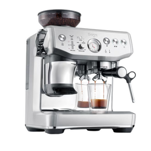 The Barista Express Impress Machine expresso avec broyeur. Réservoir d'eau 2 L - Trémie à grains 250 g - Contrôle volumétrique 1 et 2 tasses - paniers filtres à simple et double paroi (1 et 2 tasses), système The Razor, pichet à lait en acier inox de 480 ml, - Coloris Inox Brossé. ARLO'S COFFEE artisan torréfacteur à Rambouillet (Yvelines) vous accompagne pour choisir votre machine à grain espresso broyeur. Découvrez également notre café éthique en grain ou moulu et 100% arabica !