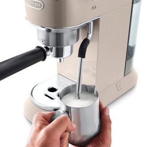 Machine DE’LONGHI Dedica Barista – Métal peint Beige - 5cm de large - Compatible café moulu (1 tasse ou 2 tasses) - Préparation de 1 ou 2 tasses avec arrêt automatique - Programmation de la quantité d’eau - Programmation de la température du café - Buse vapeur Cappuccino avec variateur pour émulsionner ou chauffer du lait. En vente chez Arlo’s Coffee, artisan torréfacteur de café de spécialité situé à Rambouillet dans les Yvelines, ile de France. Un coffret de café en grain offert avec la machine.