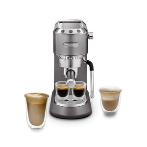 Machine DE’LONGHI Dedica Barista – Métal peint - 5cm de large - Compatible café moulu (1 tasse ou 2 tasses) - Préparation de 1 ou 2 tasses avec arrêt automatique - Programmation de la quantité d’eau - Programmation de la température du café - Buse vapeur Cappuccino avec variateur pour émulsionner ou chauffer du lait. En vente chez Arlo’s Coffee, artisan torréfacteur de café de spécialité situé à Rambouillet dans les Yvelines, ile de France. Un coffret de café en grain offert avec la machine.
