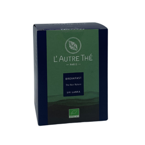 Breakfast Bio / L'autre thé / Thé noir / Arlo's Coffee / Idéal pour le petit déjeuner, ce thé Breakfast bio est un mélange de thés noirs Assam et Ceylan . Il donne une tasse à la liqueur jaune-dorée et offre une saveur hautement aromatique. Un grand classique du petit-déjeuner à l'anglaise ! En vente chez Arlo’s Coffee, artisan torréfacteur de café de spécialité situé à Rambouillet dans les Yvelines, ile de France.