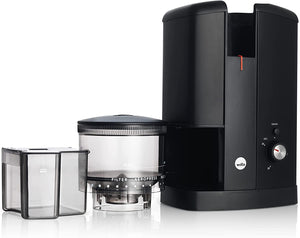 Moulin broyeur à café électrique Wilfa Aroma, élégant pour un meulage de précision et un arôme parfait. Meules en inox. Adapté à un usage domestique. Moutures grosses ou fines. Taille de la mouture ajustable. Bac à grain 250 g. Bac à café moulu 150 g. En vente chez Arlo’s Coffee, artisan torréfacteur à Rambouillet.