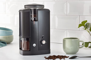 Moulin broyeur à café électrique Wilfa Aroma, élégant pour un meulage de précision et un arôme parfait. Meules en inox. Adapté à un usage domestique. Moutures grosses ou fines. Taille de la mouture ajustable. Bac à grain 250 g. Bac à café moulu 150 g. En vente chez Arlo’s Coffee, artisan torréfacteur à Rambouillet.