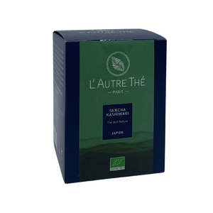 Sencha Kashiwagi / L'autre thé / Thé vert / Arlo's Coffee / Ce thé japonais Sencha Kashiwagi N°20 est un thé vert premium cultivé selon les principes de l'Agriculture Biologique. C'est un thé d'une très grande douceur aux notes végétales et légèrement iodées. UNe porte d'entrée dans le monde des thés verts japonais. En vente chez Arlo’s Coffee, artisan torréfacteur de café de spécialité situé à Rambouillet dans les Yvelines, ile de France. 