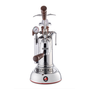 Machine à levier - Esperto La Pavoni. Buse vapeur 1 trou de diamètre 1.5 mm et 2 mm - Porte-filtre ''Professionnal'' ''Fascino'' ''Competizione'' - Réservoir 1.6 L - Manomètre - Boîtier et unité d'extraction en laiton - Corps, base et levier en acier inox - Poignée, bouton et capuchon en bois - Poids 6.2kg. ARLO'S COFFEE artisan torréfacteur à Rambouillet (Yvelines) vous accompagne pour choisir votre machine à grain espresso broyeur. Découvrez également notre café éthique en grain ou moulu et 100% arabica !
