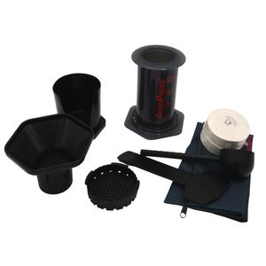 Cafetière Aeropress - Dimensions : 13x13x28cm - Convient pour 1 à 3 tasses. Méthode douce. Simple d’utilisation, tout en restant dans l’esprit du slow coffee, cette cafetière donne les résultats les plus proches de l’expresso. En vente chez Arlo’s Coffee, artisan torréfacteur de café de spécialité situé à Rambouillet dans les Yvelines. Café en grain et moulu. Café éthique et responsable. 