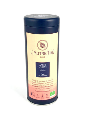 Infusion - Après l'école Bio / L'autre thé / Infusion / Arlo's Coffee Cette infusion Bio "Après l'école" est une fontaine de fruits à base de morceaux de pomme, d'écorces de cynorhodon (églantier) et d'orange. Elle est agrémentée de petits morceaux de betterave, de framboise et de cerise. Elle est parfumé aux arômes naturels cerise et amande. Une douceur pour les petits et pour les grands !  Elle peut se boire chaude ou glacée.   Sans théine, surprise assurée ! En vente chez Arlo’s Coffee