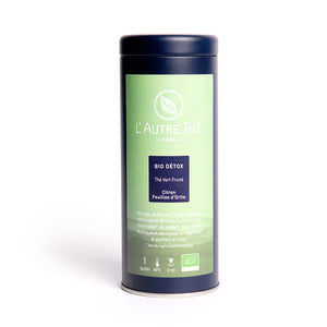 Bio detox / L'autre thé / Mélange thé bio / Arlo's Coffee / Ce thé bio détox est un mélange de thé vert Sencha, de thé blanc Paï Mu Tan et de prêle, à l'arôme naturel de citron. Il est agrémenté de feuilles d'ortie et de citronnelle.  Son goût est exquis, frais, fruité, et très rafraîchissant.  Ses ingrédients sont connus pour leurs propriétés drainantes protectrices et purifiantes : thé vert et thé blanc antioxydants, prêle reminéralisante, ortie dépurative et citronnelle stimulante du système digestif.