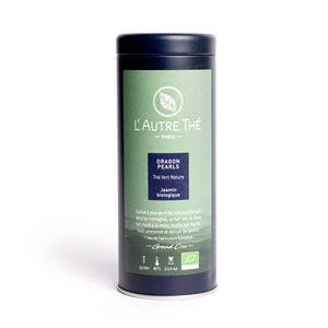 Dragon pearls Bio / L'autre thé / Arlo's Coffee / Cultivé à plus de mille mètres d'altitude dans les montagnes du Sud-Est de la Chine, ce thé biologique est roulé à la main, feuille par feuille. Un thé au parfum prononcé mais très délicat de jasmin est à boire toute la journée. L'aromatisation du thé se fait par enfleurage c'est à dire uniquement au contact de fleurs de Jasmin. En vente chez Arlo’s Coffee, artisan torréfacteur de café de spécialité situé à Rambouillet dans les Yvelines, ile de France. 