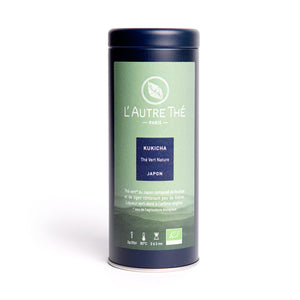 Kukicha Bio / L'autre thé / Thé vert / Ce thé bio Kukicha est un thé vert japonais composé de feuilles et de tiges. Il contient peu de théine et donne une liqueur verte-dorée aux arômes doux et aux notes végétales et un pôle céréale aux notes légèrement grillées. Grâce à sa faible teneur en théine, le thé bio Kukicha peut se boire en soirée. Ce thé est très prisé des japonais qui le boivent en accompagnement des sushis. En vente chez Arlo’s Coffee, artisan torréfacteur de café de spécialité à Rambouillet 