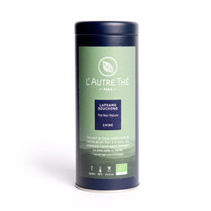Lapsang Souchong Bio / L'autre thé / Thé noir fumé / Le terme Lapsang Souchong désigne un thé noir fumé après récolte sur un feu de bois de pin, afin de lui donner une saveur boisée et fumée bien particulière. On appelle également cette catégorie « thés fumés » ou « Zheng Shan Xiao Zhong ».  Ce thé bio Lapsang Souchong est un thé fumé de Chine à la racine de pin. Clair à la tasse, très aromatique, il accompagne délicatement les plats salés ou épicés. En vente chez Arlo’s Coffee, artisan torréfacteur 