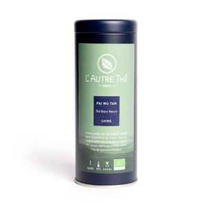 Pai Mu Tan Bio / L'autre thé / Thé blanc / Ce thé blanc Pai Mu Tan est également parfois appelé "Bai Mu Dan". Il porte le nom d'une des plus belles fleurs de Chine : la pivoine blanche. C'est la boisson traditionnelle des empereurs chinois. Composé du bourgeon terminal et de deux jeunes pousses, il est cueilli à la main uniquement au printemps dans la province de Fudjian en Chine dans une coopérative certifiée Agriculture Biologique. En vente chez Arlo’s Coffee, artisan torréfacteur à Rambouillet, Yvelines