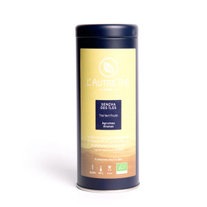 Sencha des îles Bio / L'autre thé / Thé vert / Arlo's Coffee / Ce thé vert "Sencha des Iles" est un thé Sencha de Chine à feuilles plates aux écorces d'orange.   Il présente de subtiles notes d'ananas et d'agrumes et peut se boire glacé ! Il est doux, rond et sans aucune amertumes. Ces notes fruitées lui confèrent un petit goût sucré. En vente chez Arlo’s Coffee, artisan torréfacteur de café de spécialité situé à Rambouillet dans les Yvelines, ile de France. 