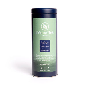 Thai Khio Royal / L'autre thé / Thé vert / Ce thé Thaï Kio est rare car il provient de la station expérimentale de la Fondation du Projet Royal de Thaïlande. Il vient du triangle d'or au nord de la Thaïlande. Il a un pôle végétal et un nez fruité et une liqueur claire aux notes délicates de mangue et de litchi. Ces feuilles sont longues et torsadées, le travail artisanal donne des feuilles irrégulières. En vente chez Arlo’s Coffee, artisan torréfacteur de café de spécialité à Rambouillet