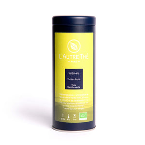Yuzu-Yu Bio / L'autre thé / Thé vert / Arlo's Coffee / Ce Yuzu Yu est un thé vert bio à l'arôme naturel de Yuzu, un agrume asiatique, et de menthe verte twisté d'un soupçon de cardamome.  Il est parsemé d'écorces d'orange, de graines de cardamome et de cardamomes entières.  Un mélange unique frais et fruité, légèrement acidulé, relevé par un soupçon d'épice. Aussi délicieux chaud que froid.  Des notes d'agrumes exotiques rafraîchissantes et fruitées. En vente chez Arlo’s Coffee, artisan torréfacteur.