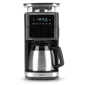 Machine FRESH-AROMA-PERFECT BEEM. En verre, plastique, acier inoxydable , bac à grains, Filtre. Permet trois réglages de mouture, de fin à grossier. Verseuse en verre 1,25L, jusqu'à 10 tasses. Plaque chauffante verrouillable. Compartiment à grain de café. Porte filtre. Pré programmer pour votre routine matinale grâce à la minuterie 24 heures. Retrouvez-là chez Arlo's Coffee, artisan torréfacteur à Rambouillet (Yvelines).