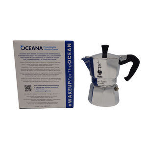 Cafetière à l'italienne Bialetti, avec son un coloris métal elle arbore une forme design, aux lignes douces et élégantes, parfaite pour équiper votre cuisine. Peut contenir 130ml pour une 3 tasses. Compatible plaques électriques, vitrocéramiques, gaz. Disponible chez Arlo’s Coffee, Artisan torréfacteur café de spécialité situé à Rambouillet dans les Yvelines.