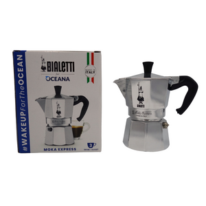 Cafetière à l'italienne Bialetti, avec son un coloris métal elle arbore une forme design, aux lignes douces et élégantes, parfaite pour équiper votre cuisine. Peut contenir 130ml pour une 3 tasses. Compatible plaques électriques, vitrocéramiques, gaz. Disponible chez Arlo’s Coffee, Artisan torréfacteur café de spécialité situé à Rambouillet dans les Yvelines.