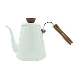 Bouilloire Émaillée Bona Blanche de la marque Hario, capacité de 800ml. Dimensions: 29 x 16 x 19 cm. Bouilloire avec un design vintage en acier inoxydable émaillé et en bois. Zéro % de plastique. Modèle compatible avec tout type de feux. La bouilloire ne convient pas au lave-vaisselle. En vente chez Arlo’s Coffee, artisan torréfacteur de café de spécialité, à Rambouillet. Café en grain, café moulu, éthique, durable, sustainable, kettle, kitchen tools, équipement cuisine.