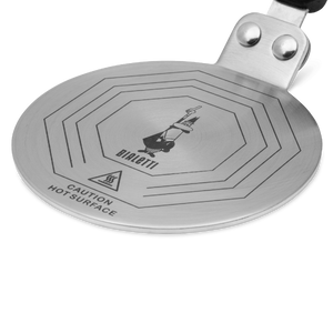 Disque à induction 13 cm pour cafetière italienne - Acier inoxydable - Manche en bakélite noir riveté brochable - Marquage de 3 diamètres de cafetière en aluminium (de 1 à 6 tasses) - Diamètre : 13 cm - Pratique et conçu pour être utilisé avec les cafetières aluminium. En vente chez Arlo’s Coffee, artisan torréfacteur de café de spécialité situé à Rambouillet dans les Yvelines. Café en grain et moulu. Café éthique et responsable.